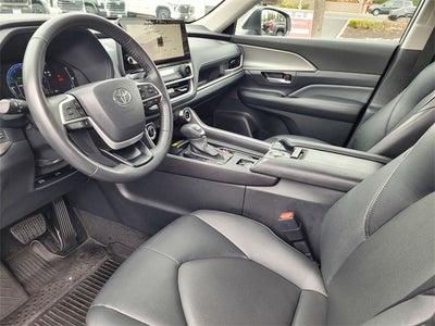 2024 Toyota Grand Highlander XLE AWD 8 Passenger