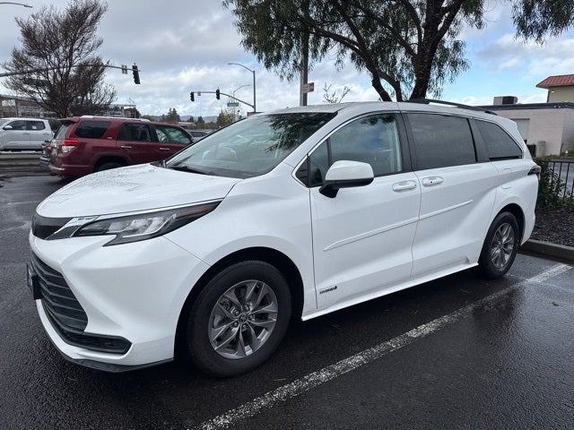 2021 Toyota Sienna LE 8 Passenger