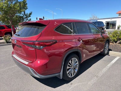 2022 Toyota Highlander Hybrid Platinum