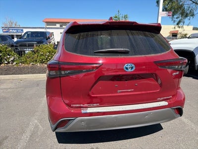 2022 Toyota Highlander Hybrid Platinum