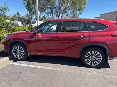 2022 Toyota Highlander Hybrid Platinum