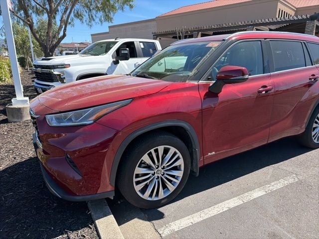 2022 Toyota Highlander Hybrid Platinum