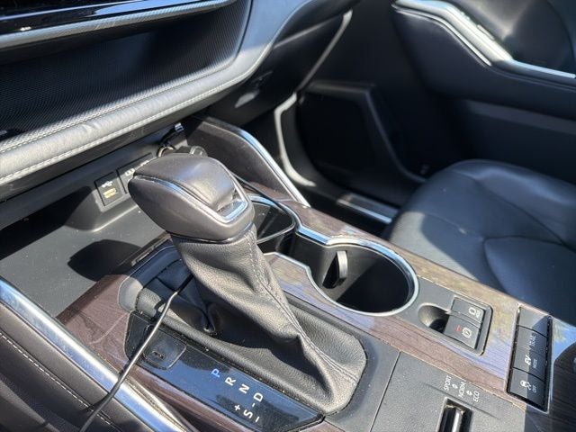 2022 Toyota Highlander Hybrid Platinum