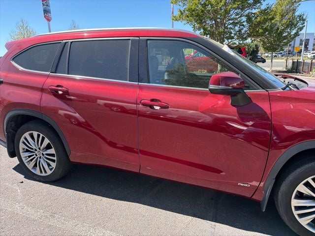 2022 Toyota Highlander Hybrid Platinum