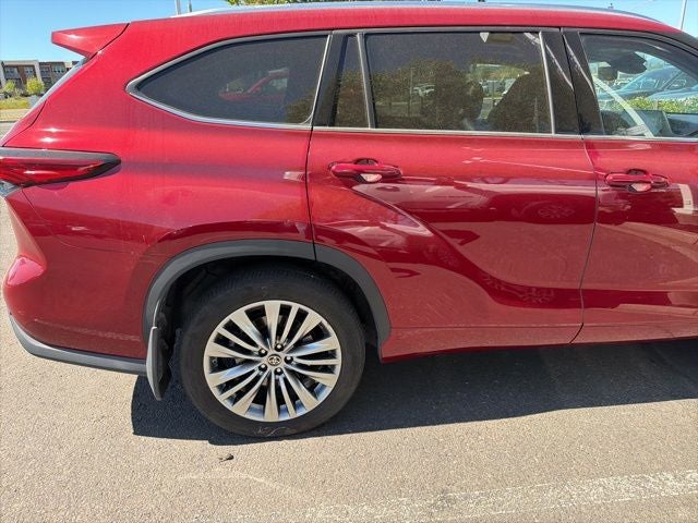 2022 Toyota Highlander Hybrid Platinum