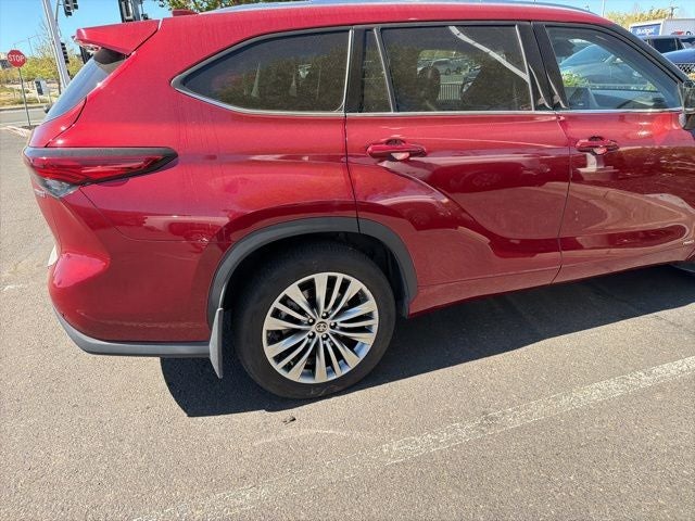 2022 Toyota Highlander Hybrid Platinum
