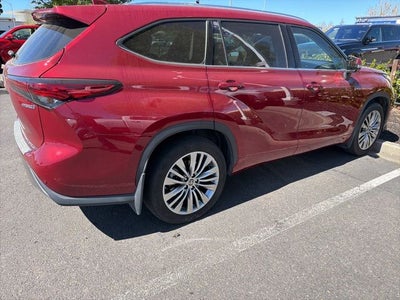 2022 Toyota Highlander Hybrid Platinum
