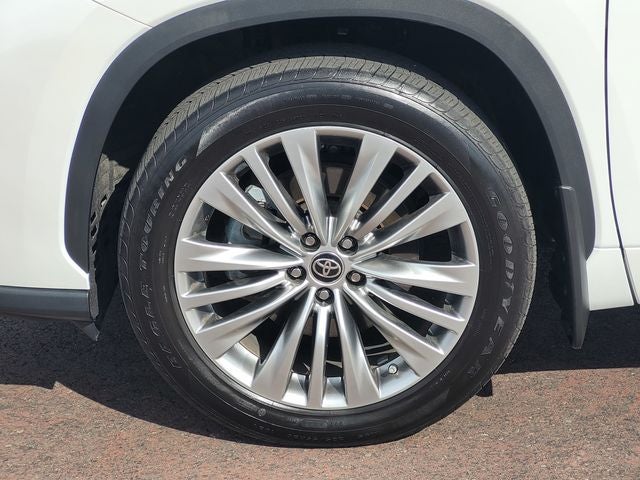 2023 Toyota Highlander Hybrid Platinum