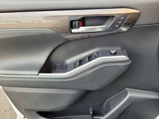 2023 Toyota Highlander Hybrid Platinum