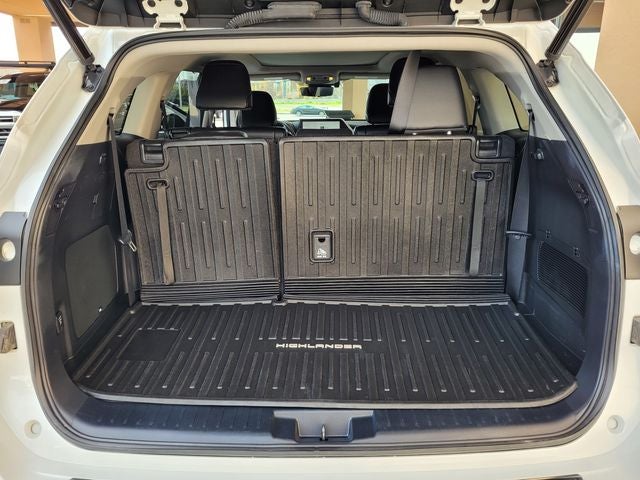 2023 Toyota Highlander Hybrid Platinum