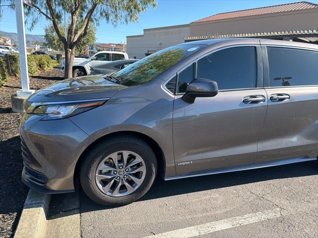 2021 Toyota Sienna LE 8 Passenger