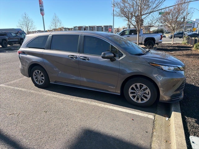 2021 Toyota Sienna LE 8 Passenger
