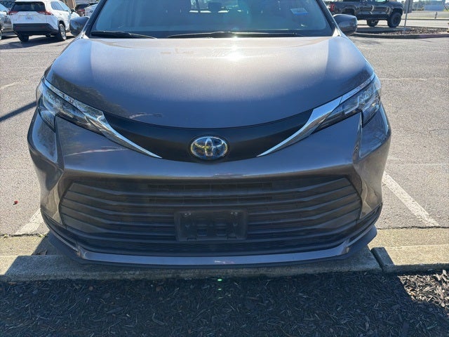 2021 Toyota Sienna LE 8 Passenger
