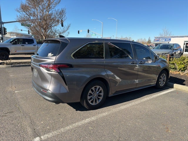 2021 Toyota Sienna LE 8 Passenger
