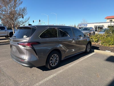 2021 Toyota Sienna LE 8 Passenger