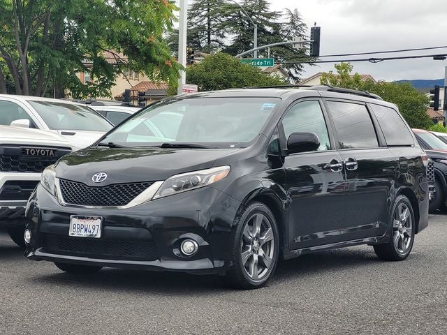 2017 Toyota Sienna SE 8 Passenger