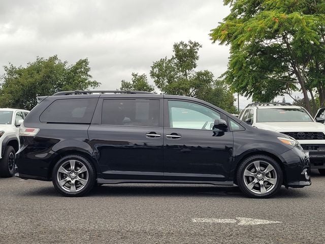 2017 Toyota Sienna SE 8 Passenger